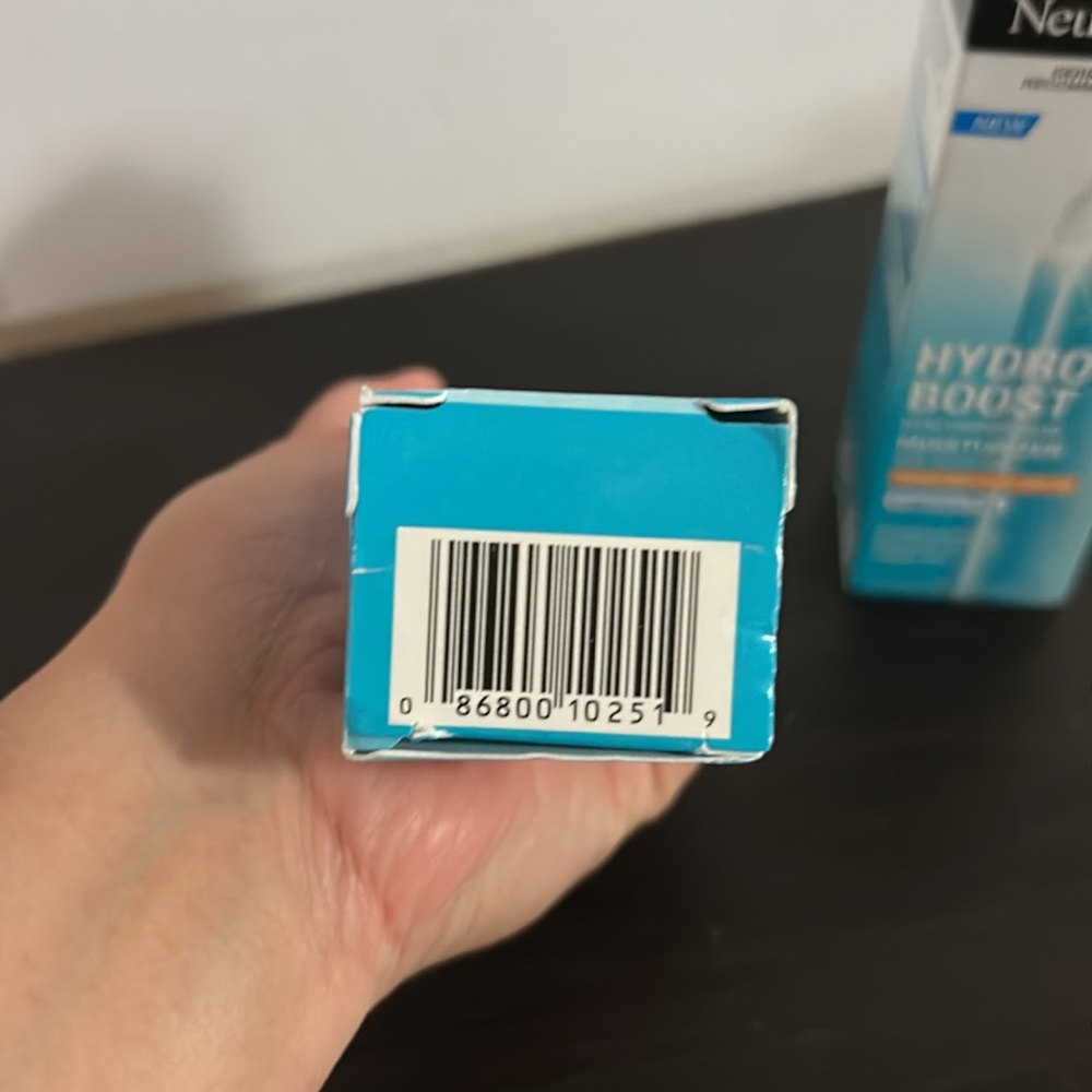 Neutrogena Hydro Boost Hyaluronic Acid Moisturizer with Sunscreen SPF 50 - Picture 6 of 6